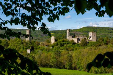 Werra Vadisi 'ndeki Lauchrden' deki Brandenburg Kalesi 'nin harabesi. 