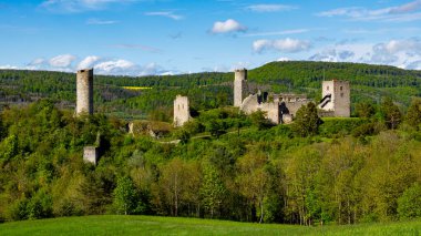 Werra Vadisi 'ndeki Lauchrden' deki Brandenburg Kalesi 'nin harabesi. 