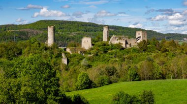 Werra Vadisi 'ndeki Lauchrden' deki Brandenburg Kalesi 'nin harabesi. 