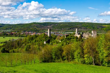 Werra Vadisi 'ndeki Lauchrden' deki Brandenburg Kalesi 'nin harabesi. 
