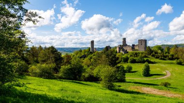 Werra Vadisi 'ndeki Lauchrden' deki Brandenburg Kalesi 'nin harabesi. 