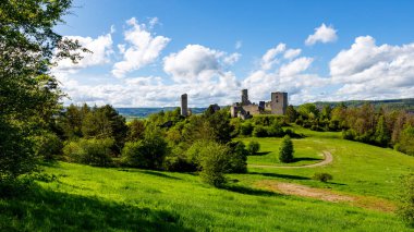 Werra Vadisi 'ndeki Lauchrden' deki Brandenburg Kalesi 'nin harabesi. 