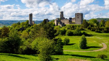 Werra Vadisi 'ndeki Lauchrden' deki Brandenburg Kalesi 'nin harabesi. 