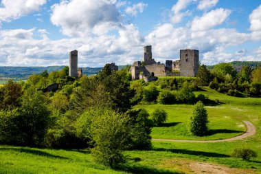 Werra Vadisi 'ndeki Lauchrden' deki Brandenburg Kalesi 'nin harabesi. 