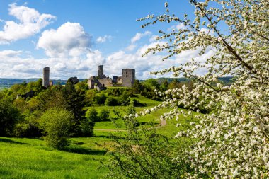 Werra Vadisi 'ndeki Lauchrden' deki Brandenburg Kalesi 'nin harabesi. 