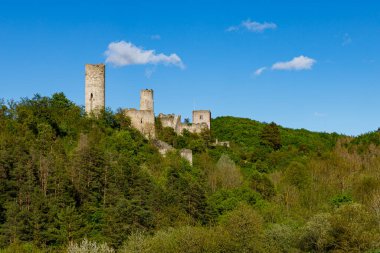 Werra Vadisi 'ndeki Lauchrden' deki Brandenburg Kalesi 'nin harabesi. 