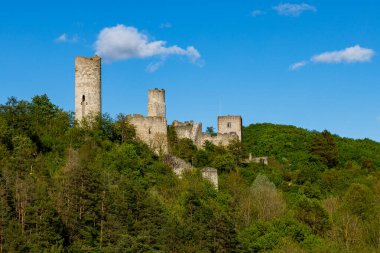 Werra Vadisi 'ndeki Lauchrden' deki Brandenburg Kalesi 'nin harabesi. 