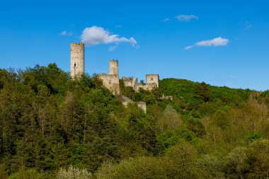 Werra Vadisi 'ndeki Lauchrden' deki Brandenburg Kalesi 'nin harabesi. 