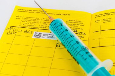 Corona virüsü için bir aşı sertifikası, Herleshausen Almanya, 27. Mayıs 2021