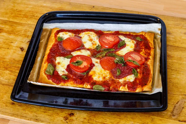 Домашняя Итальянская Пицца — стоковое фото