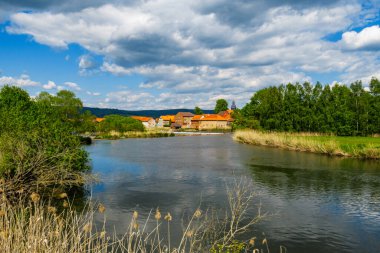 Thüringen 'deki Werra Nehri' ndeki Sallmannshausen köyü.
