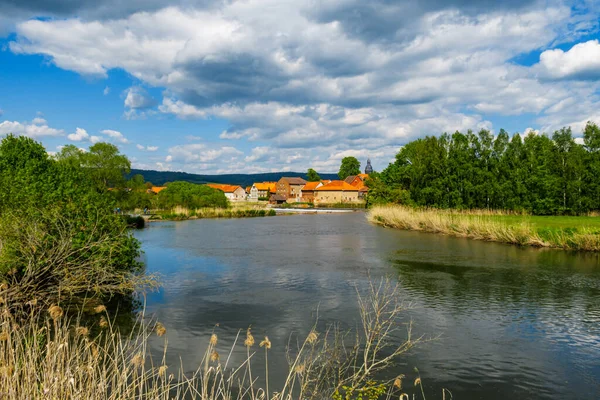 图林根Werra河的Sallmannshausen村 — 图库照片