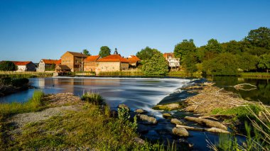 Thüringen 'deki Werra Nehri' ndeki Sallmannshausen köyü.