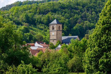 Thüringen 'deki ortaçağ Creuzburg kilisesinin kulesi.