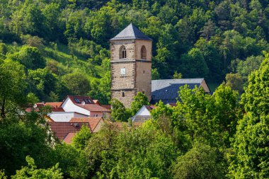 Thüringen 'deki ortaçağ Creuzburg kilisesinin kulesi.