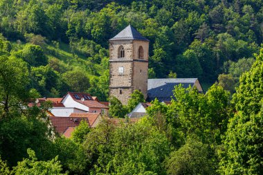 Thüringen 'deki ortaçağ Creuzburg kilisesinin kulesi.