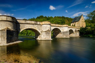 Thuringia 'daki Werra Vadisi' ndeki Creuzburg 'daki Werra Nehri üzerindeki tarihi köprü.