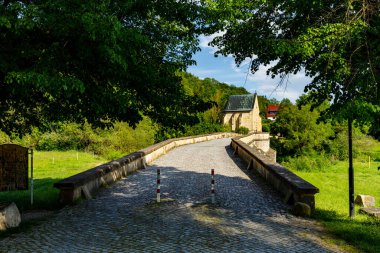 Thuringia 'daki Werra Vadisi' ndeki Creuzburg 'daki Werra Nehri üzerindeki tarihi köprü.
