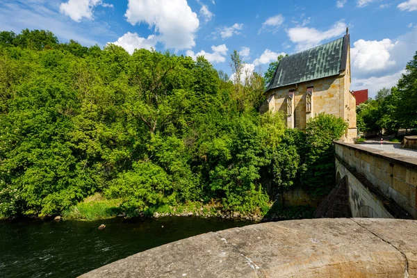 图林根州Werra山谷Creuzburg的Werra河上的一座历史性桥梁 — 图库照片