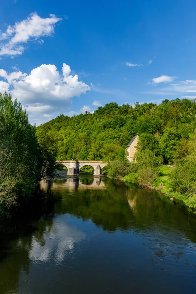 图林根州Werra山谷Creuzburg的Werra河上的一座历史性桥梁 — 图库照片