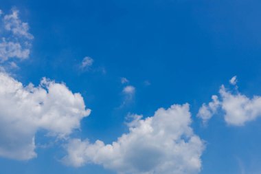 Mavi gökyüzü bulutları