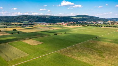 Werra Nehri ve Hesse ve Thüringen 'deki Herleshausen tarım arazileri ile Werra Vadisi manzarası.