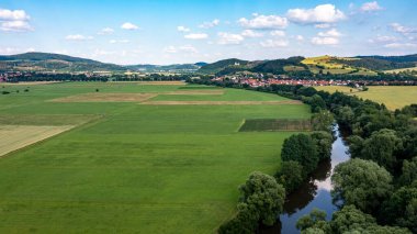 Werra Nehri ve Hesse ve Thüringen 'deki Herleshausen tarım arazileri ile Werra Vadisi manzarası.