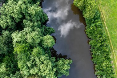 Werra Nehri ve Hesse ve Thüringen 'deki Herleshausen tarım arazileri ile Werra Vadisi manzarası.