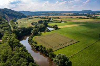 Werra Nehri ve Hesse ve Thüringen 'deki Herleshausen tarım arazileri ile Werra Vadisi manzarası.