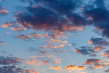 Akşamları gün batımının bulutları