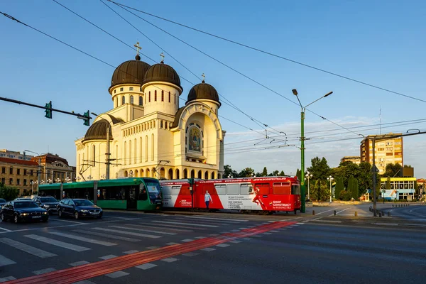 Die Straßenbahn Von Arad Mit Der Dreifaltigkeitskathedrale Rumänien Juli 2021 — Stockfoto