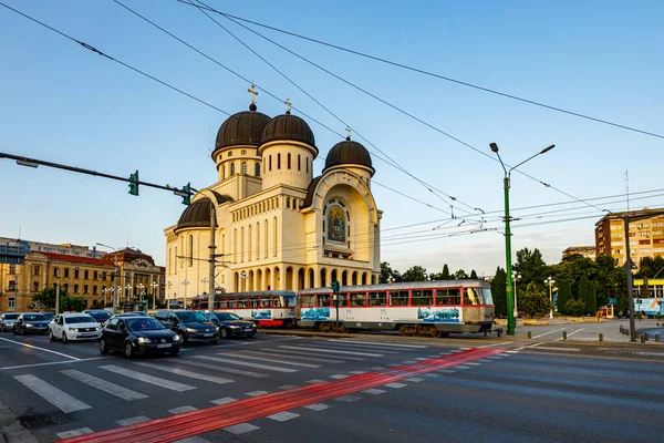 Die Straßenbahn Von Arad Mit Der Dreifaltigkeitskathedrale Rumänien Juli 2021 — Stockfoto