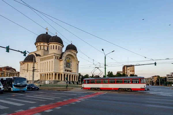 Die Straßenbahn Von Arad Mit Der Dreifaltigkeitskathedrale Rumänien Juli 2021 — Stockfoto