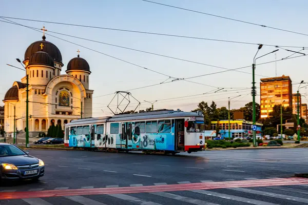 Spårvagnen Arad Med Den Heliga Treenighetens Katedral Rumänien Juli 2021 — Stockfoto