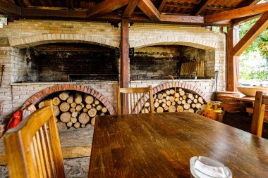  Pizza fırını ve bir restoranın içi.