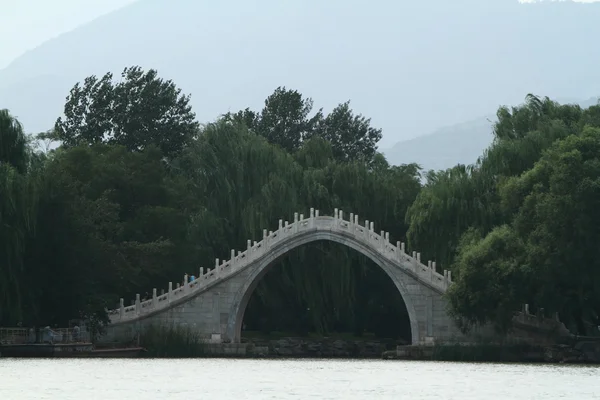 中国北京で夏の宮殿の公園の橋 — ストック写真