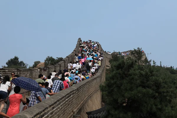 Multitud de personas en la Gran Muralla China de Badaling — Foto de Stock