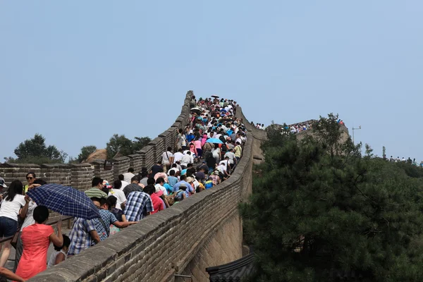 Multitud de personas en la Gran Muralla China de Badaling — Foto de Stock