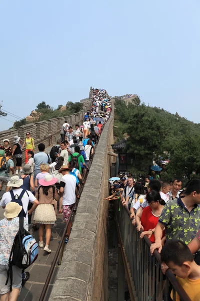 Gedrängte Menschen an der großen chinesischen Mauer des Badaling — Stockfoto