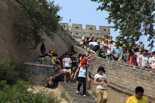 Gedrängte Menschen an der großen chinesischen Mauer des Badaling — Stockfoto