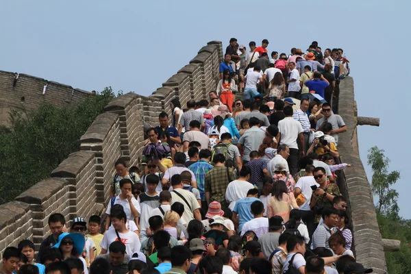 Gedrängte Menschen an der großen chinesischen Mauer des Badaling — Stockfoto