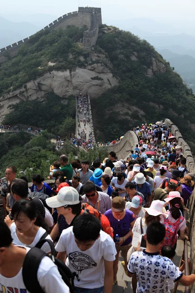 Gedrängte Menschen an der großen chinesischen Mauer des Badaling — Stockfoto