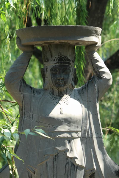 Chinese standbeeld in het keizerlijke tuin van Beijing — Stockfoto