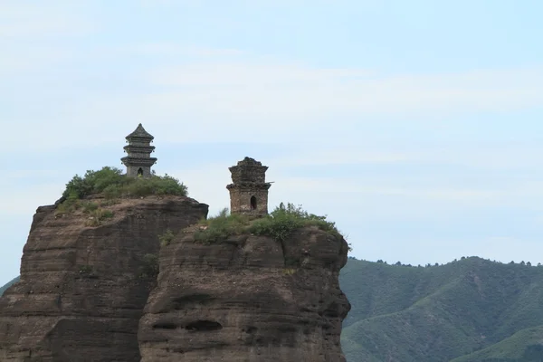 De rotsformaties met tempel van Chengde in China — Stockfoto