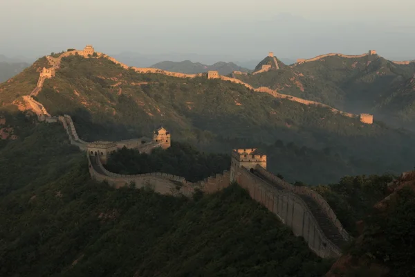 Sonnenaufgang an der großen Mauer aus China — Stockfoto