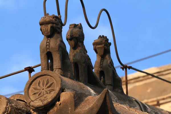 Chinese Roofs with Figures — Stock Photo, Image