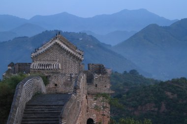 Çin Seddi, sabahın erken saatlerinde gündoğumu ile Jinshanling
