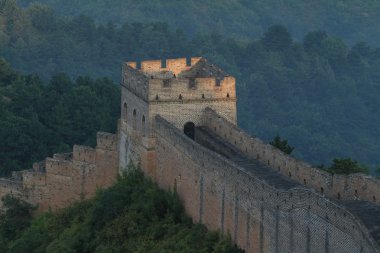 Çin Seddi, sabahın erken saatlerinde gündoğumu ile Jinshanling