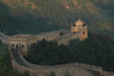 Çin Seddi, sabahın erken saatlerinde gündoğumu ile Jinshanling