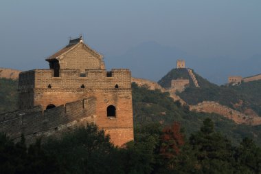 Çin Seddi, sabahın erken saatlerinde gündoğumu ile Jinshanling
